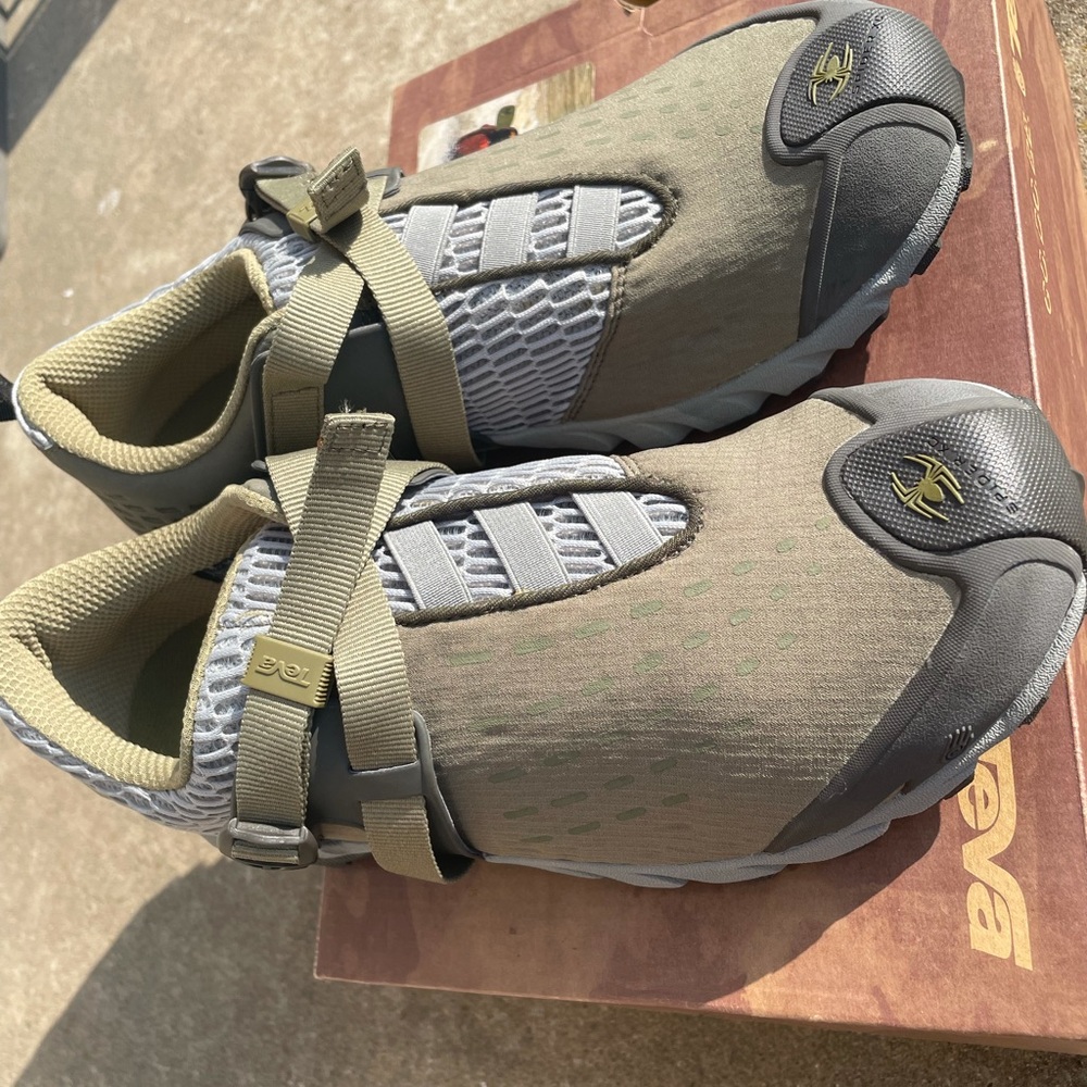New Teva mens hiking shoes, US Men’s size 11